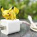 Giocattolo di Pikachu, famoso Pokémon elettro, appoggiato su un caricabatterie.