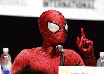 Spider-Man intento a parlare al San Diego Comi-Con