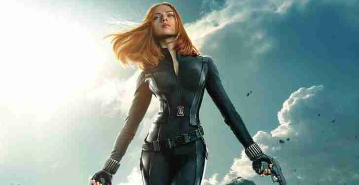 Frame del film Marvel Capitan America: The Winter Soldier in cui la Vedova Nera (Scarlett Johansson) impugna due pistole in uno sfondo nuvoloso.