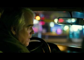 Philip Seymour Hoffman mentre guida nel film "L'uomo più ricercato"