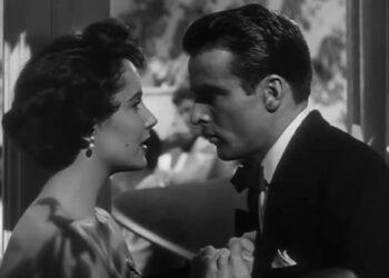 I due protagonisti di Un posto al sole che si guardano